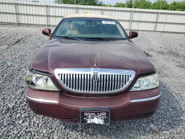 1LNHM81W54Y686970 - 2004 LINCOLN TOWN CAR EXECUTIVE Rot Foto 5