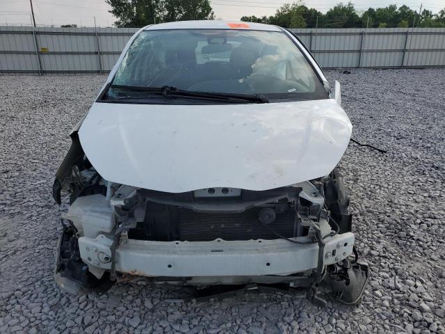 VNKKTUD37HA082849 - 2017 TOYOTA YARIS L WHITE photo 5