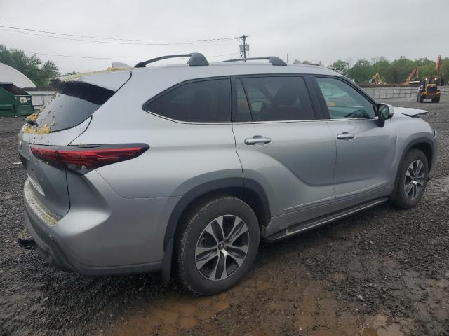 5TDGZRBH8NS209065 - 2022 TOYOTA HIGHLANDER XLE 银色 照片 3
