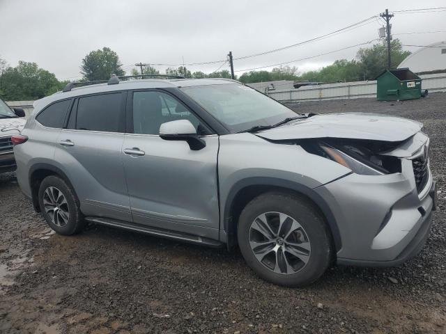 5TDGZRBH8NS209065 - 2022 TOYOTA HIGHLANDER XLE 银色 照片 4