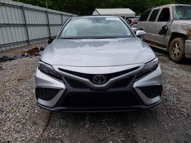4T1G11AK1PU168357 - 2023 TOYOTA CAMRY SE NIGHT SHADE SILVER photo 5