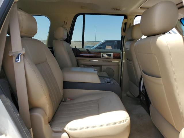 5LMFU28565LJ12133 - 2005 LINCOLN NAVIGATOR თეთრი ფოტო 10