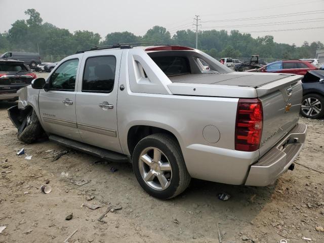 3GNTKFE74DG156972 - 2013 CHEVROLET AVALANCHE LT SILVER photo 2