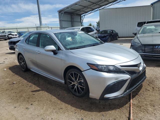 4T1G11BK5RU108051 - 2024 TOYOTA CAMRY SE NIGHT SHADE SILVER photo 4