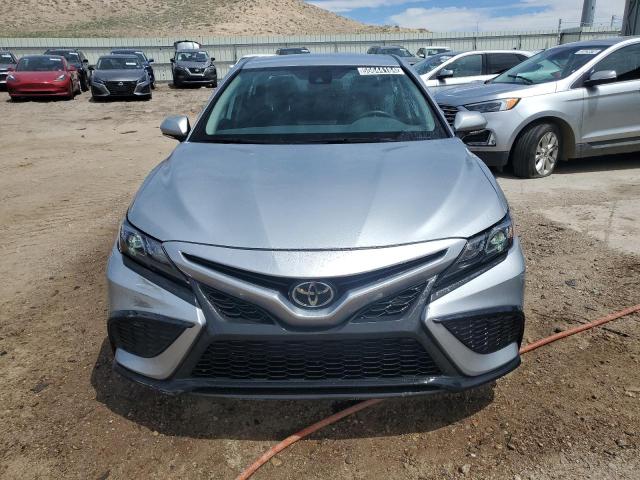 4T1G11BK5RU108051 - 2024 TOYOTA CAMRY SE NIGHT SHADE SILVER photo 5