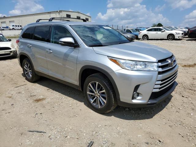 5TDKZRFH6KS369705 - 2019 TOYOTA HIGHLANDER SE SILVER photo 4