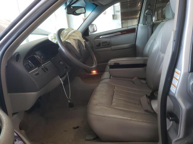 1LNHM81WX3Y611695 - 2003 LINCOLN TOWN CAR EXECUTIVE SILVER photo 7