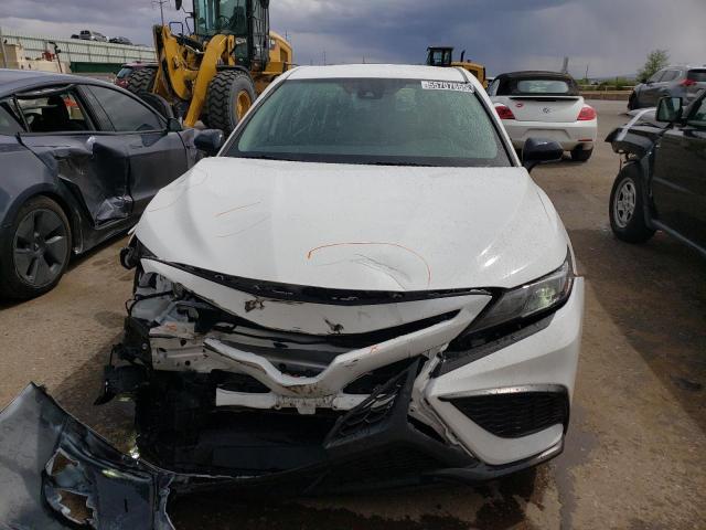 4T1G11AK1PU105985 - 2023 TOYOTA CAMRY SE NIGHT SHADE WHITE photo 5