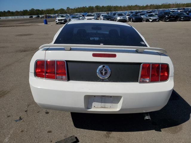 1ZVHT80N365118265 - 2006 FORD MUSTANG WHITE photo 6