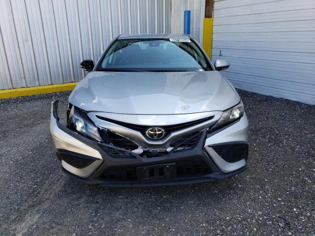4T1G11AK1PU735845 - 2023 TOYOTA CAMRY SE NIGHT SHADE SILVER photo 5