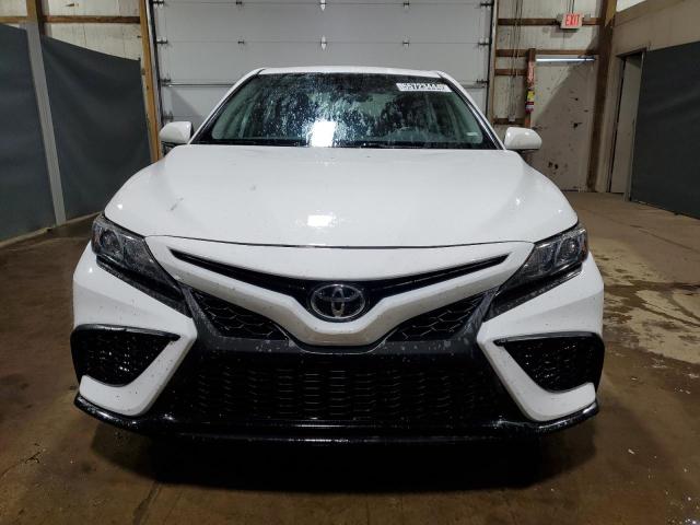 4T1G11AKXPU749534 - 2023 TOYOTA CAMRY SE NIGHT SHADE WHITE photo 5