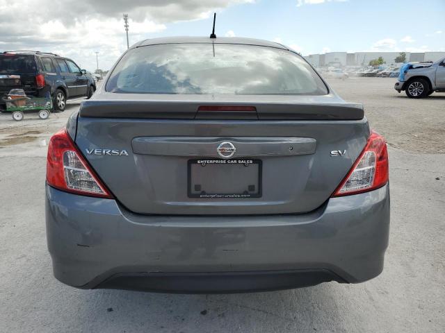 3N1CN7AP2JL823667 - 2018 NISSAN VERSA S GRAY photo 6