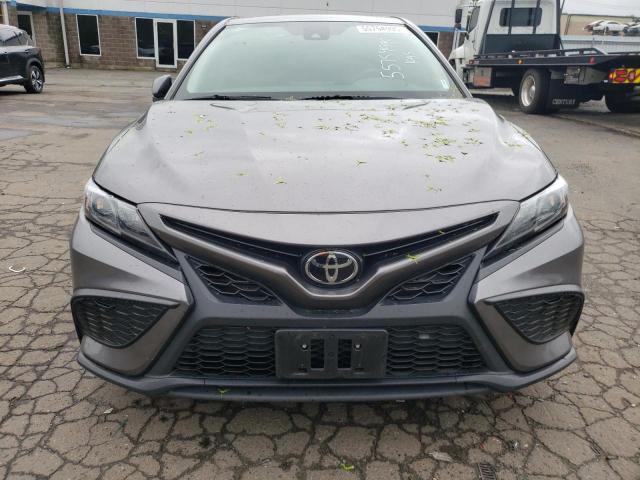4T1G11AK8PU770690 - 2023 TOYOTA CAMRY SE NIGHT SHADE GRAY photo 5