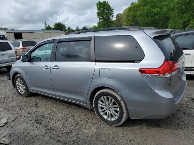 5TDYK3DCXCS278957 - 2012 TOYOTA SIENNA XLE Silber Foto 2