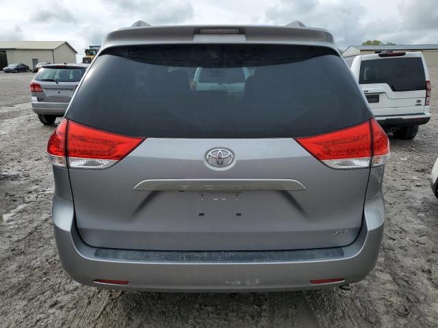 5TDYK3DCXCS278957 - 2012 TOYOTA SIENNA XLE Silber Foto 6