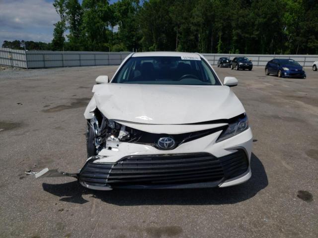 4T1C11AKXNU654516 - 2022 TOYOTA CAMRY LE WHITE photo 5