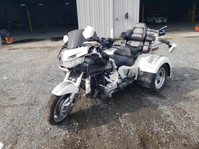 1HFSC2241YA200117 - 2000 HONDA GL1500 SE12 WHITE photo 2