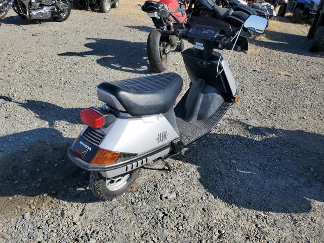 3H1HF031X5D000111 - 2005 HONDA CH80 SILVER photo 4