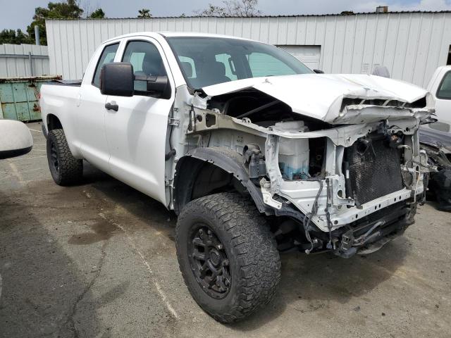 5TFUM5F16HX072620 - 2017 TOYOTA TUNDRA DOUBLE CAB SR/SR5 WHITE photo 4