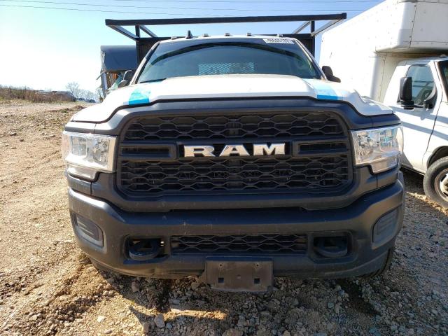 3C7WRMCL3KG693063 - 2019 RAM 5500 WHITE photo 5