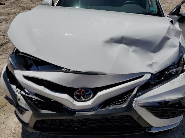 4T1T11AK4RU893470 - 2024 TOYOTA CAMRY SE NIGHT SHADE WHITE photo 12