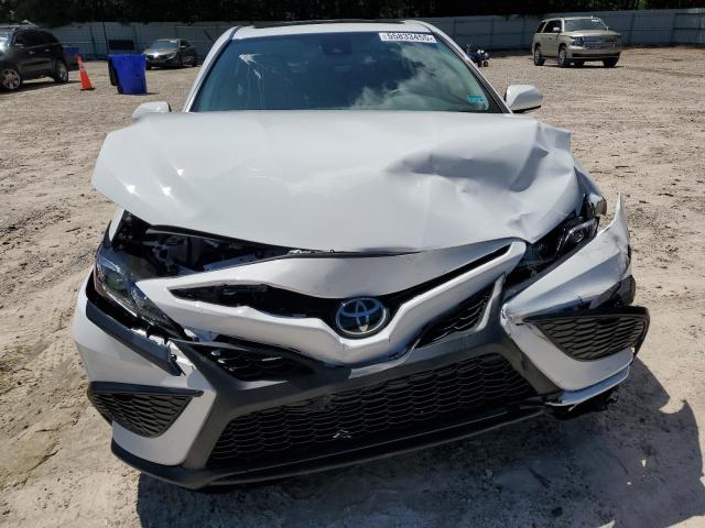 4T1T11AK4RU893470 - 2024 TOYOTA CAMRY SE NIGHT SHADE WHITE photo 5