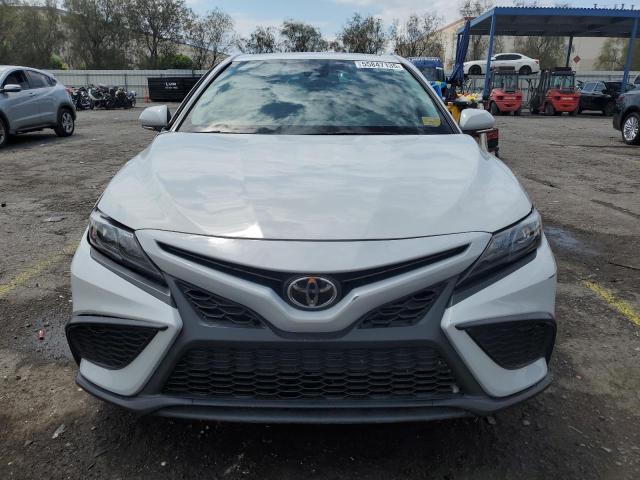 4T1S11AK2PU100613 - 2023 TOYOTA CAMRY SE NIGHT SHADE SILVER photo 5