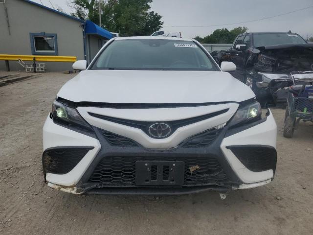 4T1G11AK3PU128006 - 2023 TOYOTA CAMRY SE NIGHT SHADE WHITE photo 5