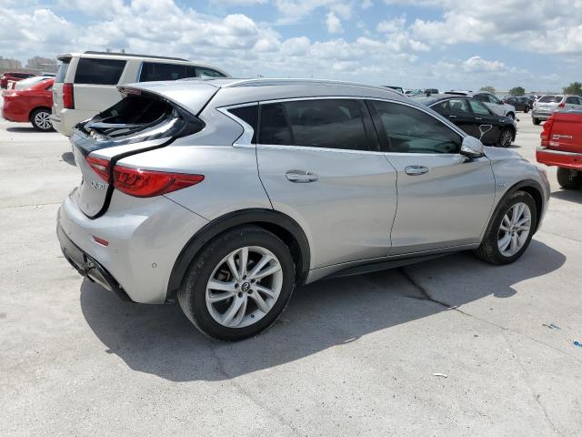 SJKCH5CP5JA049408 - 2018 INFINITI QX30 BASE 银色 照片 3