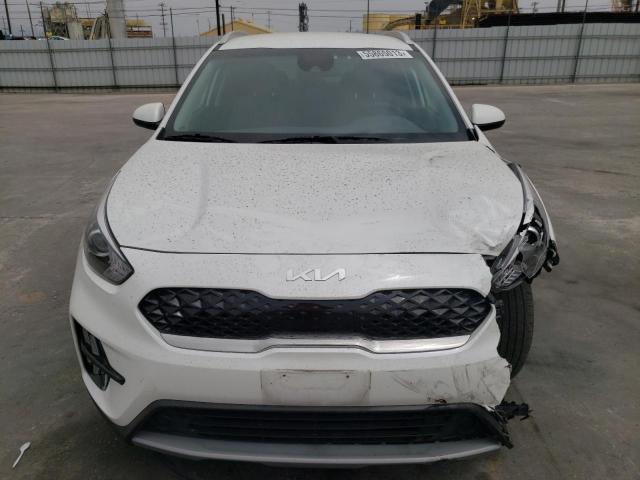 KNDCB3LC6N5546049 - 2022 KIA NIRO LX WHITE photo 5