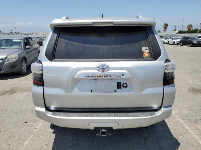 JTEZU5JR7J5191485 - 2018 TOYOTA 4RUNNER SR5 SILVER photo 6