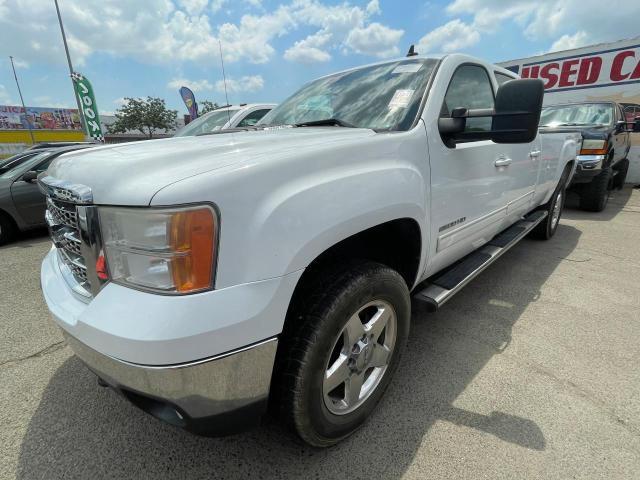 1GT121CGXDF233111 - 2013 GMC SIERRA K2500 SLT WHITE photo 2