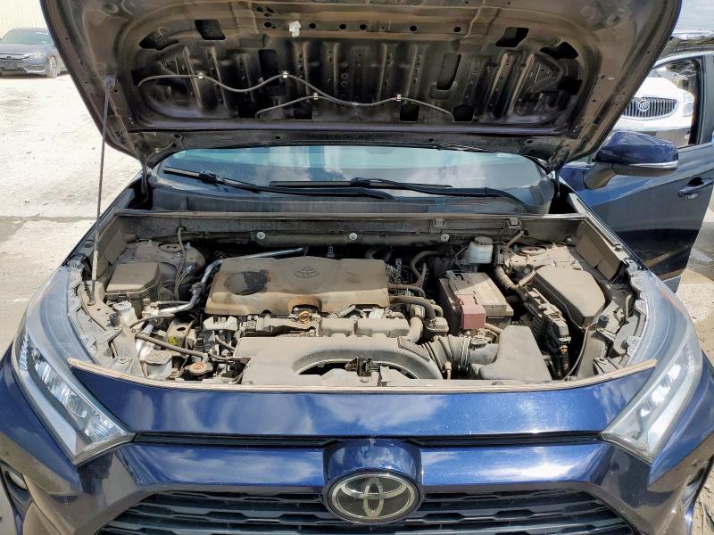 2T3P1RFV1KC024827 - 2019 TOYOTA RAV4 XLE BLUE photo 12