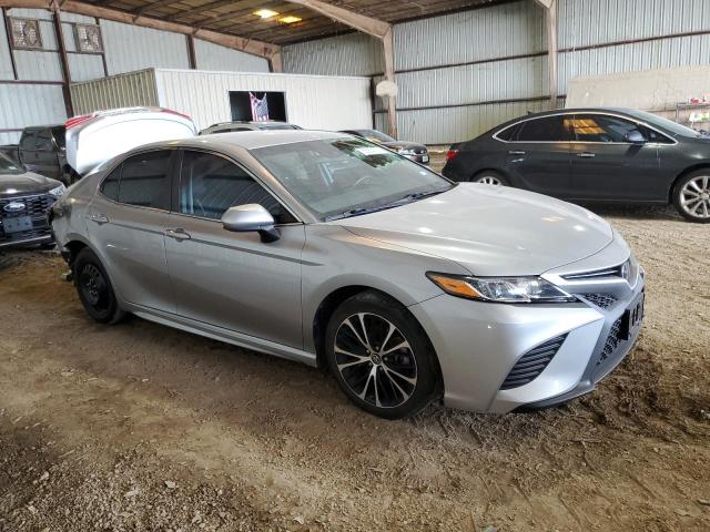 4T1B11HK6JU136639 - 2018 TOYOTA CAMRY L SILVER photo 4