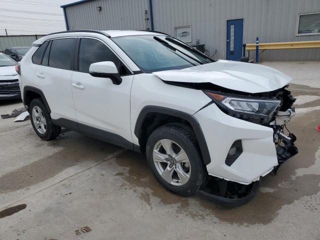 2T3W1RFV7MC171717 - 2021 TOYOTA RAV4 XLE WHITE photo 4