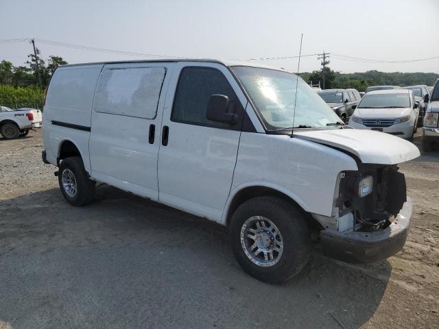 1GTZ7TCG0B1113103 - 2011 GMC SAVANA G3500 WHITE photo 4