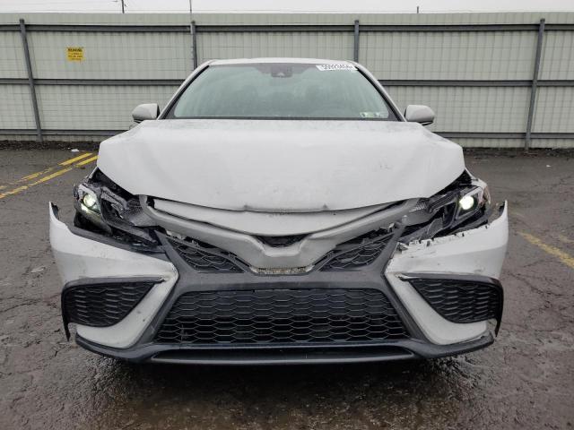 4T1G11AK5PU139847 - 2023 TOYOTA CAMRY SE NIGHT SHADE SILVER photo 5