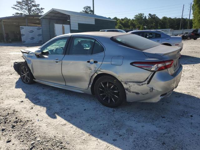 4T1B11HK6JU140318 - 2018 TOYOTA CAMRY L SILVER photo 2