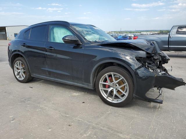 ZASFAKPN0J7B71545 - 2018 ALFA ROMEO STELVIO SPORT შავი ფოტო 4
