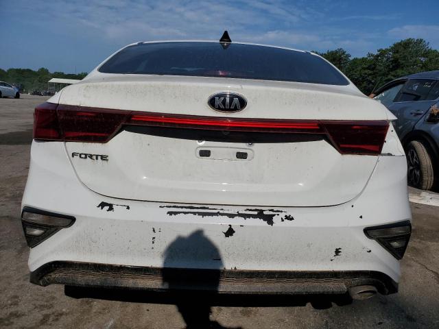 3KPF24AD8ME313968 - 2021 KIA FORTE FE WHITE photo 6