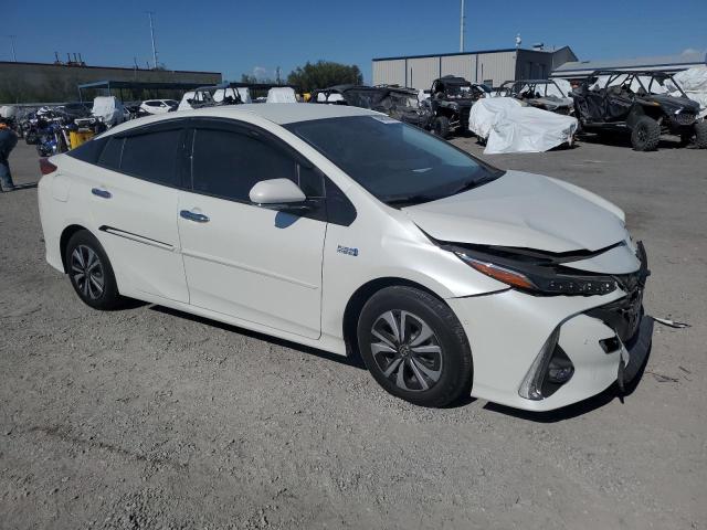 JTDKARFPXJ3069678 - 2018 TOYOTA PRIUS PRIM WHITE photo 4