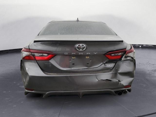 4T1G11AK3MU545525 - 2021 TOYOTA CAMRY SE GRAY photo 6