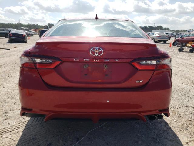 4T1G11AK8MU453505 - 2021 TOYOTA CAMRY SE RED photo 6