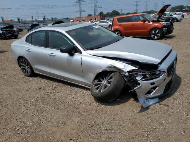 7JRL12TZ7NG162689 - 2022 VOLVO S60 B5 MOMENTUM SILVER photo 4