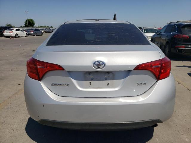 2T1BURHE1JC967192 - 2018 TOYOTA COROLLA L Сріблястий фото 6