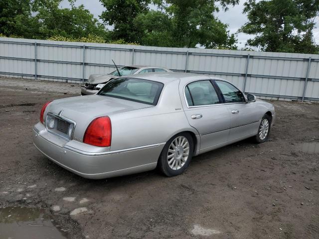 1LNHM82W03Y676490 - 2003 LINCOLN TOWN CAR SIGNATURE SILVER photo 3