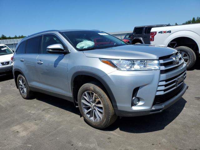 5TDJZRFH5KS596136 - 2019 TOYOTA HIGHLANDER SE SILVER photo 4