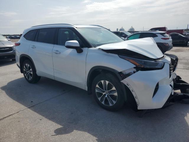 5TDGZRAH0NS091479 - 2022 TOYOTA HIGHLANDER XLE WHITE photo 4