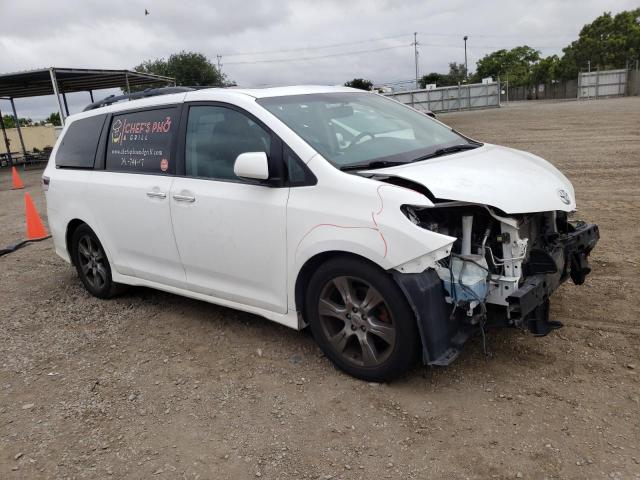 5TDXZ3DC9HS818135 - 2017 TOYOTA SIENNA SE WHITE photo 4