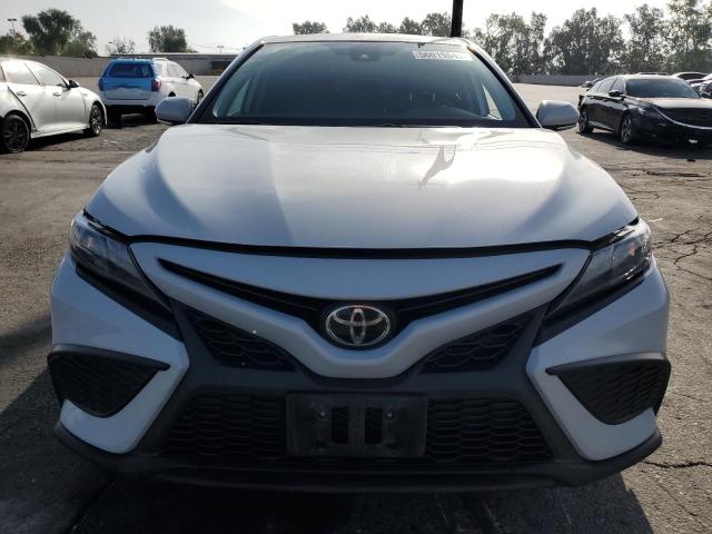 4T1G11AK7RU214681 - 2024 TOYOTA CAMRY SE NIGHT SHADE WHITE photo 5